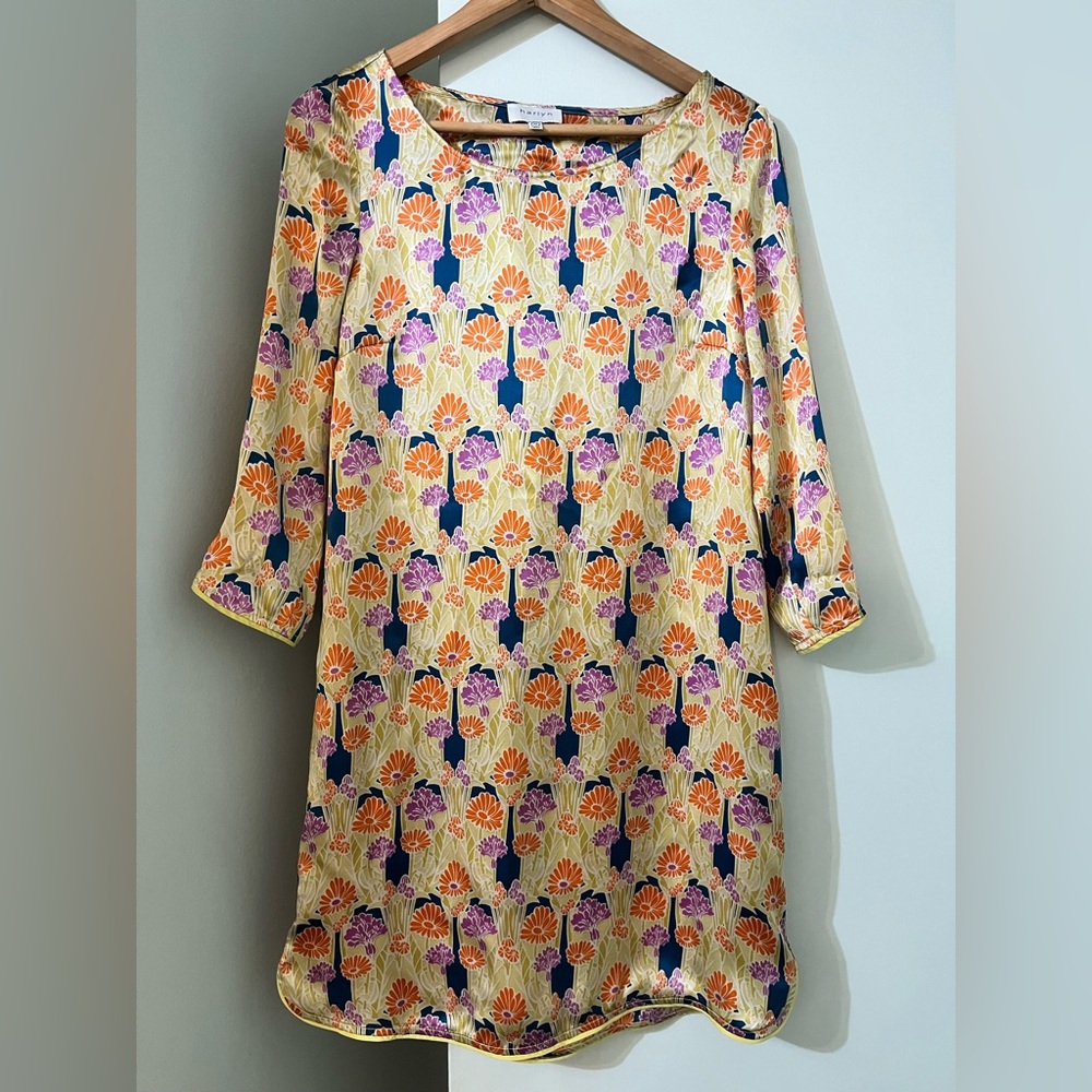 Harlyn vibrant 💯 silk sheath midi dress with keyhole back and delicate piping